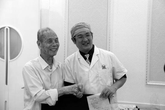 假牙带坏好牙 新型种牙术比镶牙还轻松|假牙