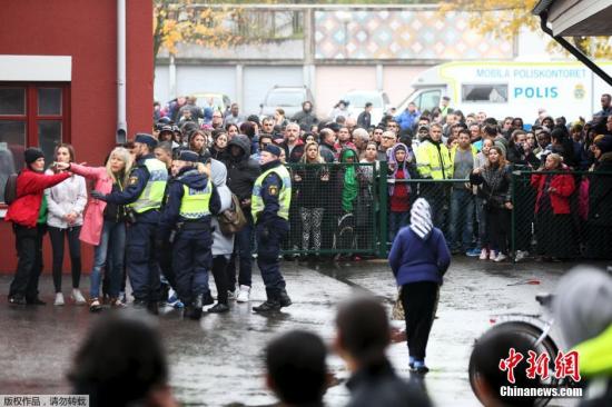 当地时间2015年10月22日,瑞典特罗尔海坦,一名蒙面男子持刀袭击了当地一学校,造成两人死亡(一名教师和一名学生),数名学生受伤。