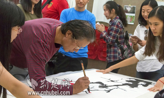 大师陈汉生现场挥毫画梅 献礼华师新闻教育20