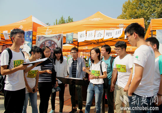 湖大社团招新上演百团大战 美女外教老师求加