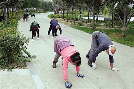 郑州市民爬行锻炼|华佗|郑州|爬行