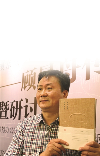 徐风历时三年创作的《布衣壶宗—顾景舟传》一书,在顾景舟家乡宜兴