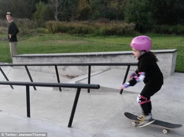 少年无视同伴取笑教女童滑板 加拿大母亲脸谱