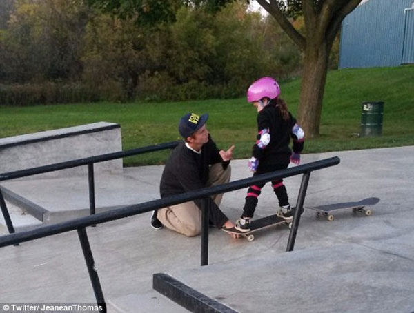 少年无视同伴取笑教女童滑板 加拿大母亲脸谱
