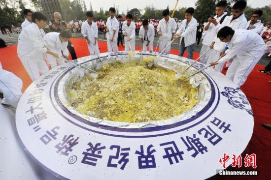 资料图：世界最大份扬州炒饭重4192公斤。