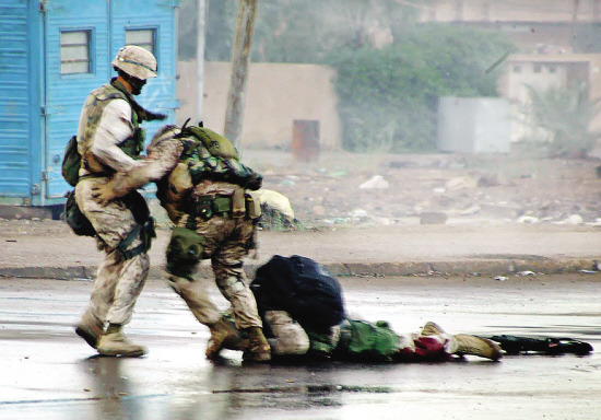 美军突袭IS监狱一士兵阵亡救出69名人质|官员