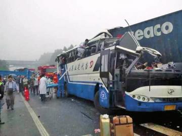 三车雨中相撞 大客车惨遭削顶|交通事故|大客车