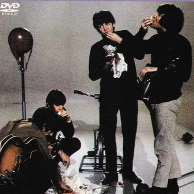 1966年，披头士乐队成员在拍摄音乐短片时吃炸鱼薯条。