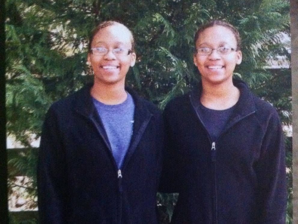 美国一对双胞胎姐妹因长得太像导致无法学车|