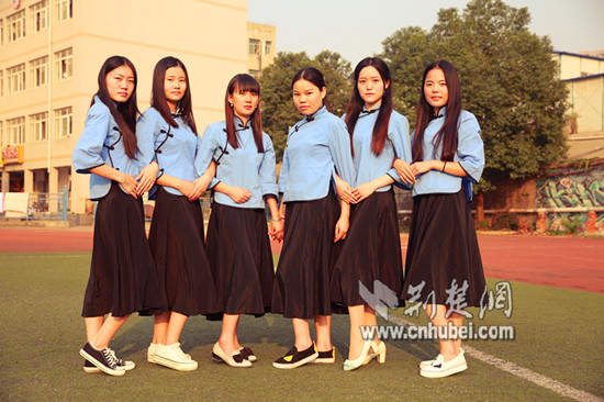 武汉高校毕业生提前拍创意毕业照 纪念大学时