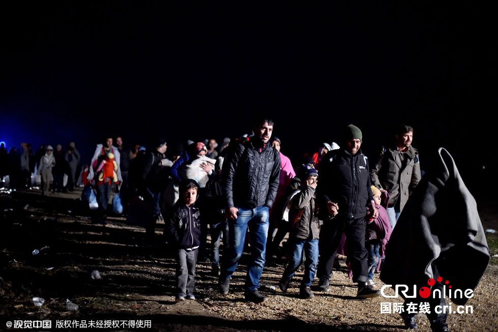大批移民入境斯洛文尼亚 涌向难民营(高清组图