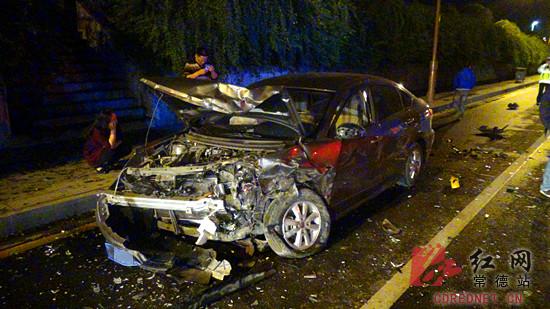 常德两小车凌晨迎头相撞一驾驶员疑似酒驾|交通事故|重伤|驾驶员_新浪新闻