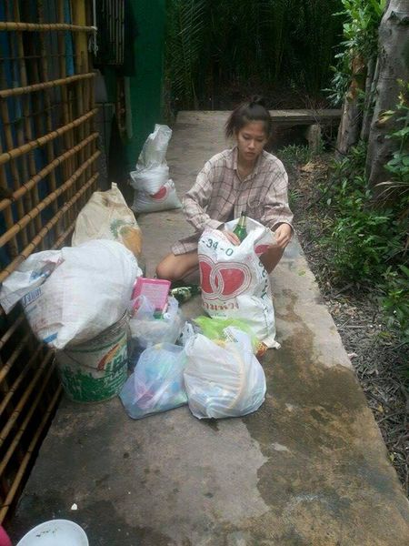 泰国17岁少女 选美 夺冠  跪谢 拾荒 母亲 (组图)|升