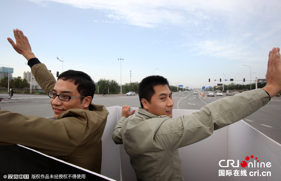 石家庄街头出现人体红绿灯司机惊呆(高清组