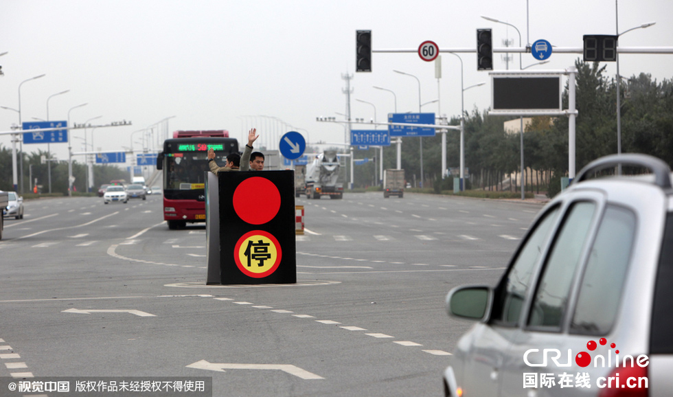 石家庄街头出现人体红绿灯司机惊呆(高清组