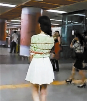 女子因为情所困 捆绑自己搭地铁