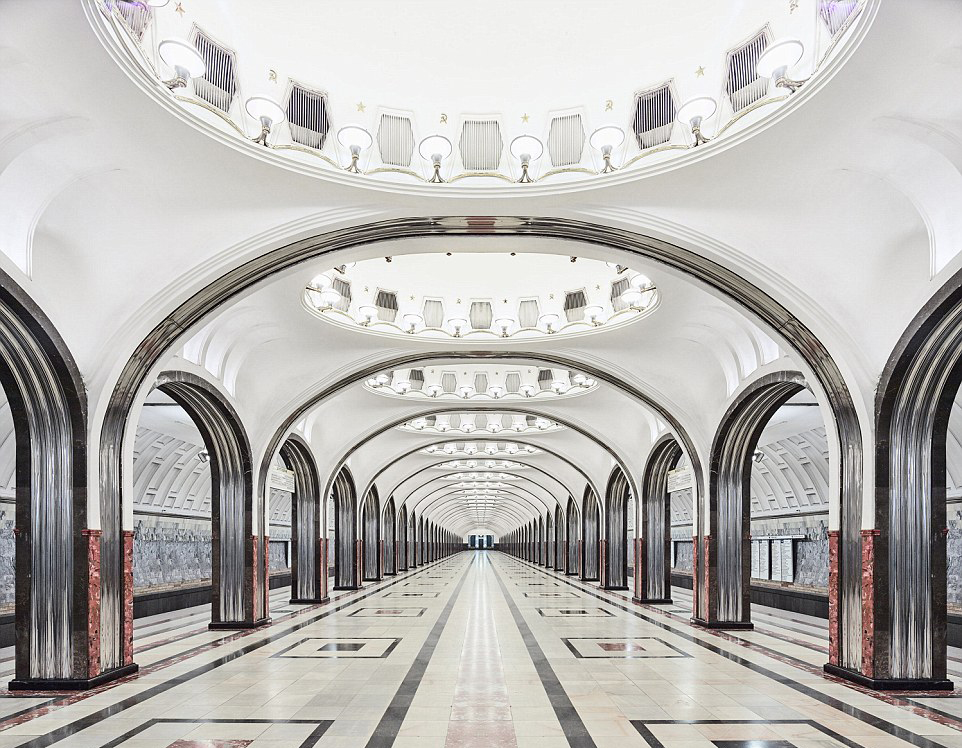 空无一人的莫斯科地铁站:富丽堂皇如宫殿(高清
