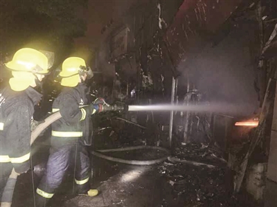 门面房失火 一家三口跳窗逃生|逃生|门面房|跳窗