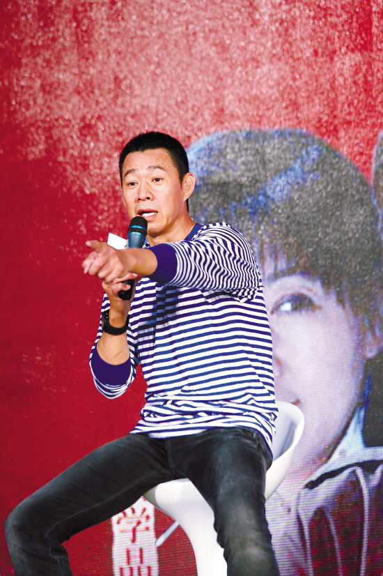昨日,导演阎建钢,编剧王丽萍,携主演张丰毅,颜丙燕,左小青等到广州