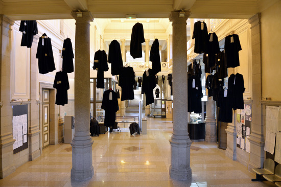 法国律师罢工挂数十件空荡律师袍抗议 场面壮