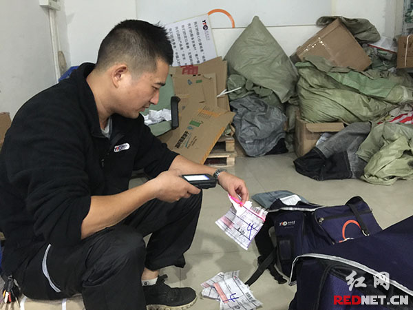 快递实名制登记增加工作量 快递员呼吁提高福