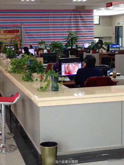 网曝安徽一政务中心工作人员上班时看黄片(组