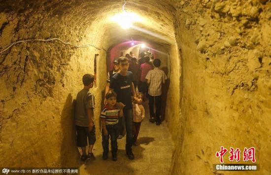 资料图:当地时间2015年7月26日,叙利亚大马士革,叙利亚儿童在地下游乐场玩耍,该游乐场是活动家为孩子们建设的,目的是为了不让孩子受到战争轰炸的影响。图片来源:CFP视觉中国