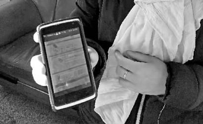 贷款公司给管女士传来儿子贷款合同照片 新文化记者 李威 摄