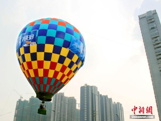 资料图:地产开发商邀请看房者坐热气球俯瞰楼盘。王路宪 摄 图片来源:CNSPHOTO