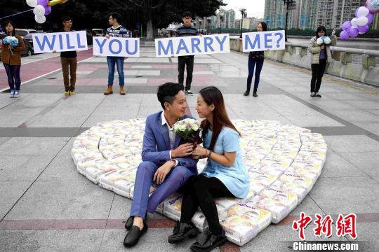 广州小伙用50多包纸尿裤在珠江边摆出约有10平米的巨型的爱心向女友求婚。