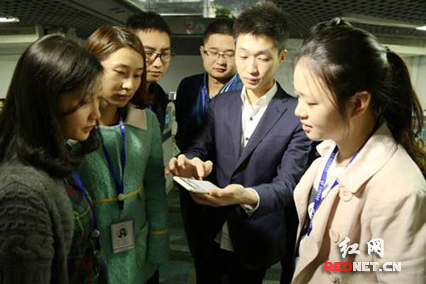 湖南小伙设计移动办公APP 手机上可找领导签