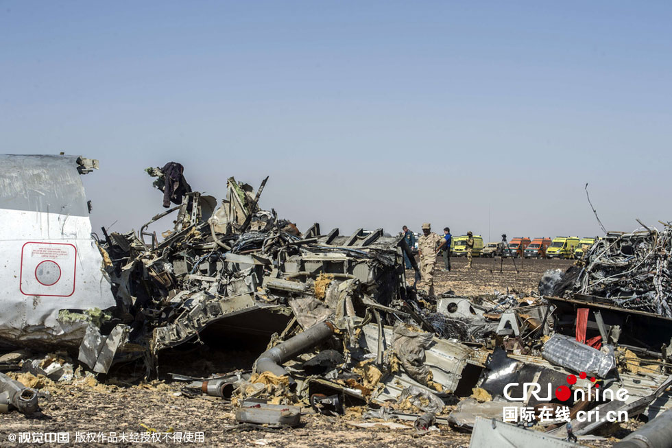 俄罗斯人员在埃及客机坠毁现场展开调查(高清