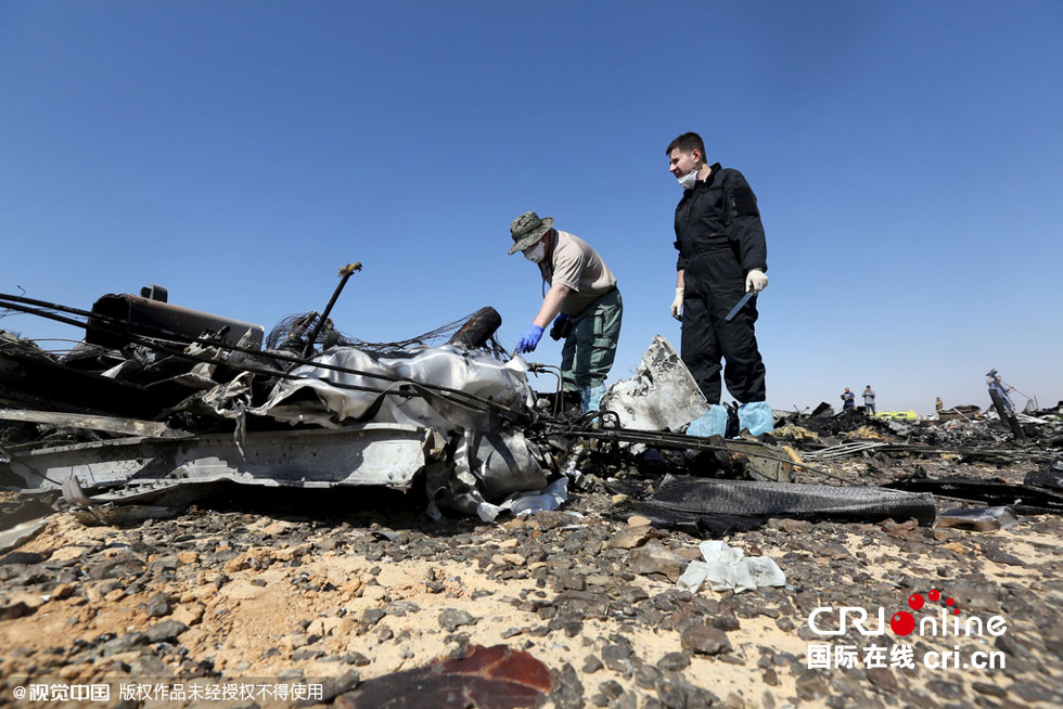 俄罗斯人员在埃及客机坠毁现场展开调查(高清