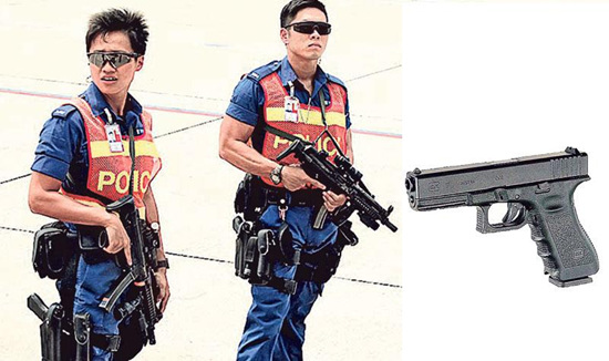 香港机场警署有男警取枪时意外走火,右图为涉事的Glock-17手枪。《明报》 中新网11月2日电 据香港《明报》报道,香港机场警署1日有男警上班取枪时,疑意外走火,在枪房射出1发子弹,幸无人受伤。 报道称,事件中走火的是Glock-17半自动曲尺手枪,香港警队中,水警、机场特警、飞虎队及俗称G4的要员保护组均会使用,但连同此次意外,2010年起机场警区及水警共发生5次Glock-17走火意外,其中曾有警员在擦枪及换枪袋时走火,幸全部无人受伤。 专家:不排除机件老化致走火 报道引述一