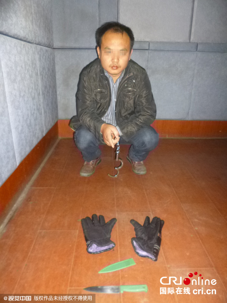 江苏男子持刀凌晨抢劫出租车 草丛中藏三个小