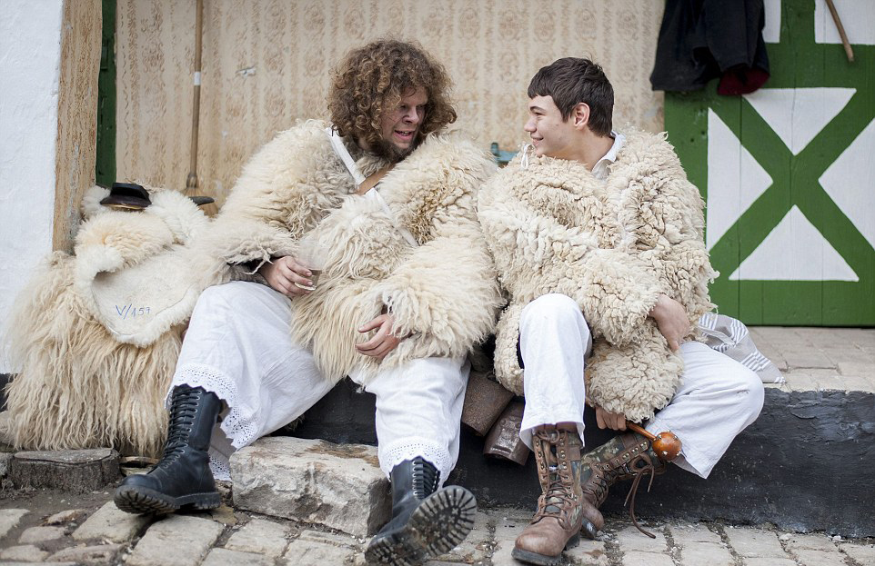 匈牙利特色节日:居民扮怪兽吓走冬天(高清组