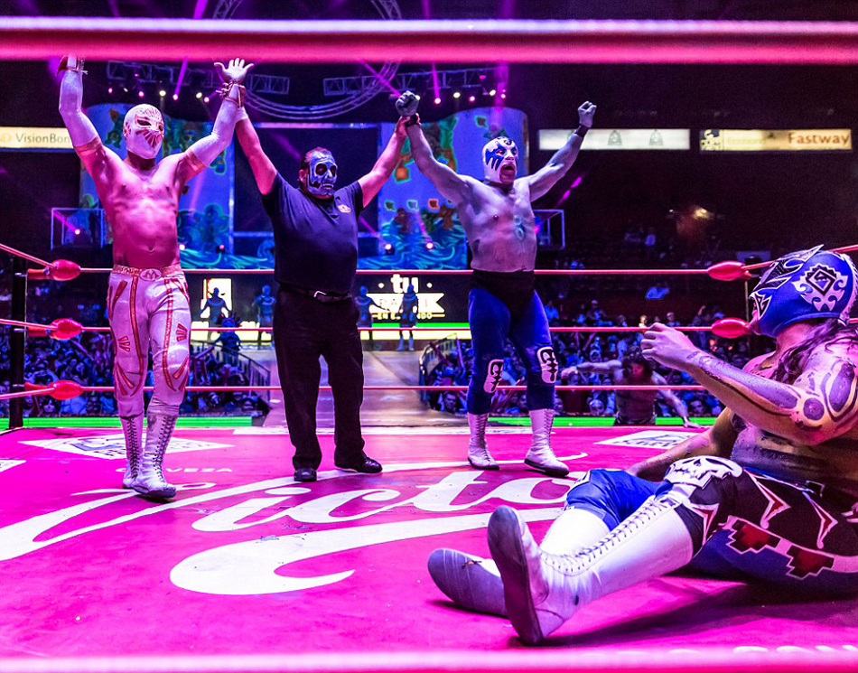 墨西哥亡灵节上演自由式摔跤 看比赛就像看戏剧(组图)|墨西哥|自由式摔跤|摔跤手_新浪新闻