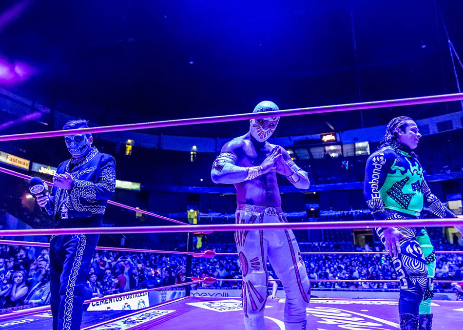 墨西哥亡灵节上演自由式摔跤 看比赛就像看戏