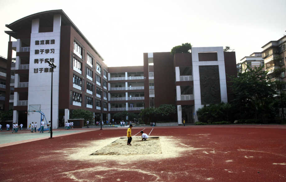 佛山也现毒跑道?家长爆料:孩子出现流鼻血、咳