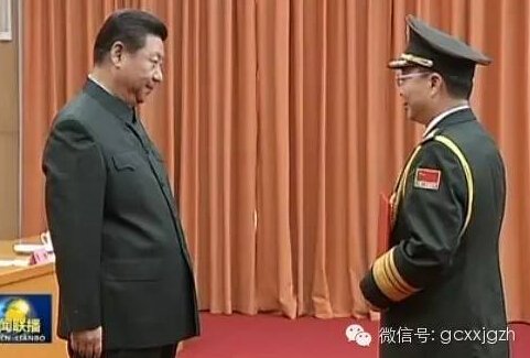 今年7月31日，中央军委主席习近平向晋升上将军衔的王冠中颁发命令状。