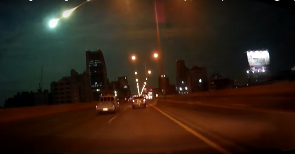 泰国曼谷天降火球 诡异蓝光照亮夜空(组图)|泰