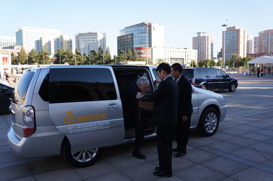 接驾诺贝尔奖得主 神州专车成金博会官方指定