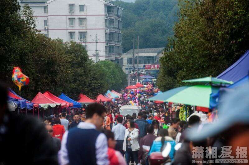长沙桃花岭村赶集致西二环辅道堵车 11点仍未