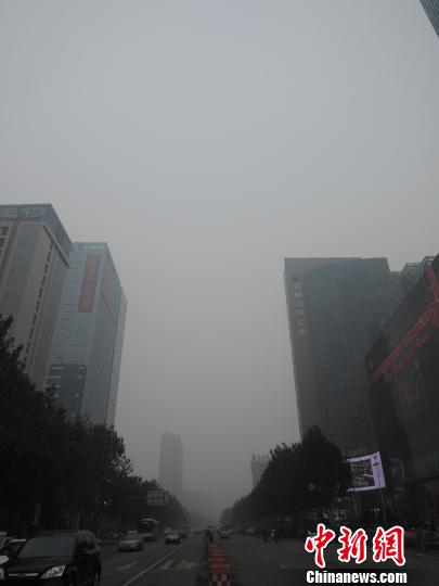 严重的雾霾使得城市的天空和街道都失去了往日绚丽的色彩。 韩章云 摄