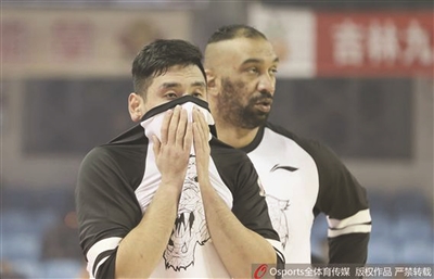 长春雾霾侵袭CBA球馆 污染爆表球员捂鼻子练