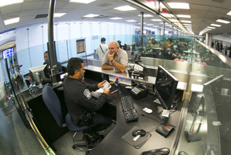 一中国男子口衔护照惹怒美国移民官 居留期被