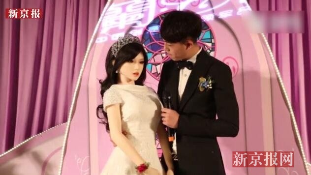 充气娃娃婚纱_日本娃娃充气用法图(2)