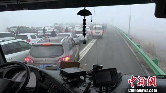 受大雾影响 鄂尔多斯40多辆车连环相撞(组图)|