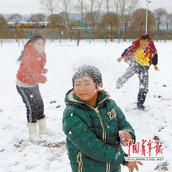 打雪仗|打雪仗|小学生|下课