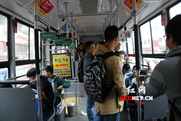 男生节横幅很温暖 女生贴心包车送男生上课|围